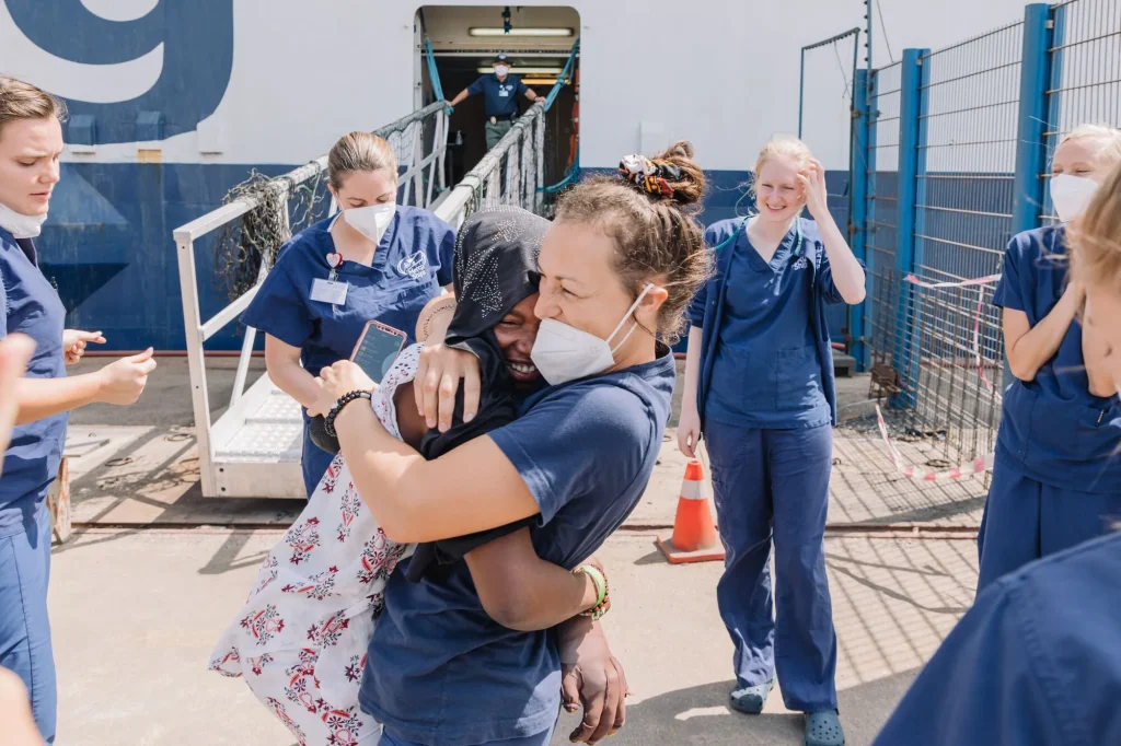 Voluntaria abraza a una paciente