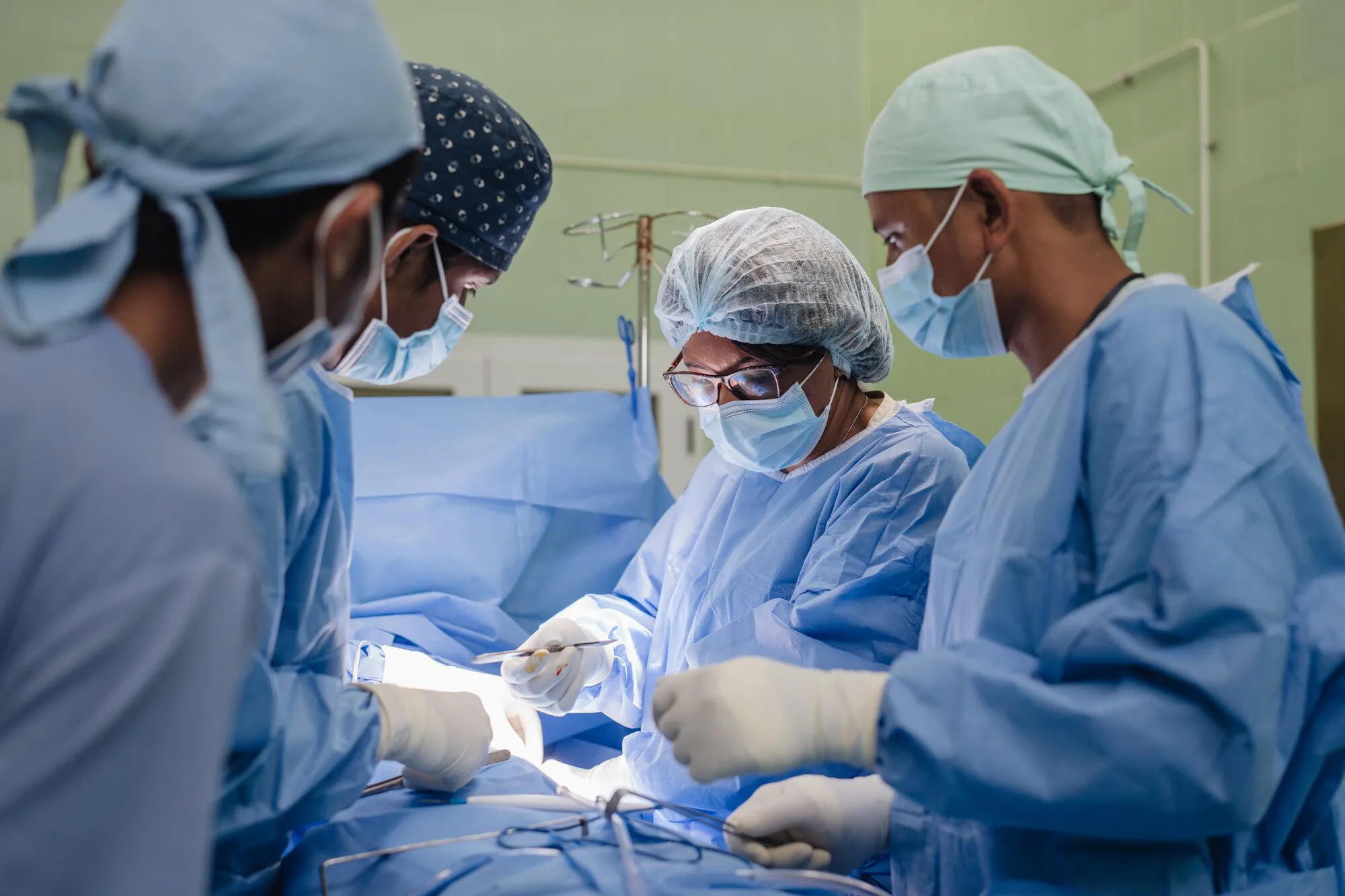 médicos de naves de esperanza en una cirugia